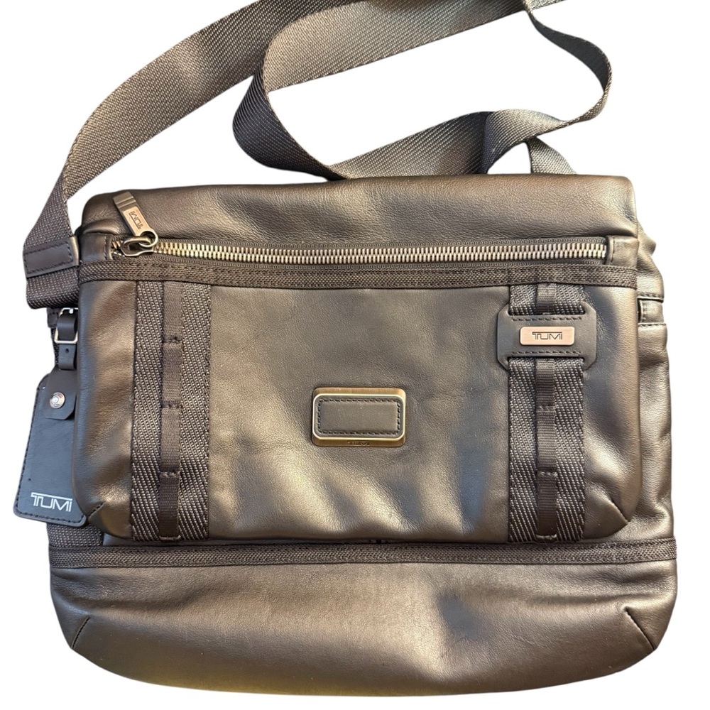 TUMI Medium Crossbody Black Leather  Multi Pockets Messenger Bag Hardly Used